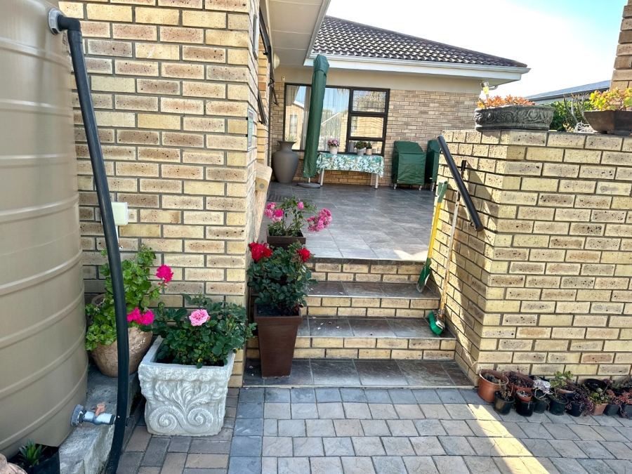 4 Bedroom Property for Sale in Fraaiuitsig Western Cape